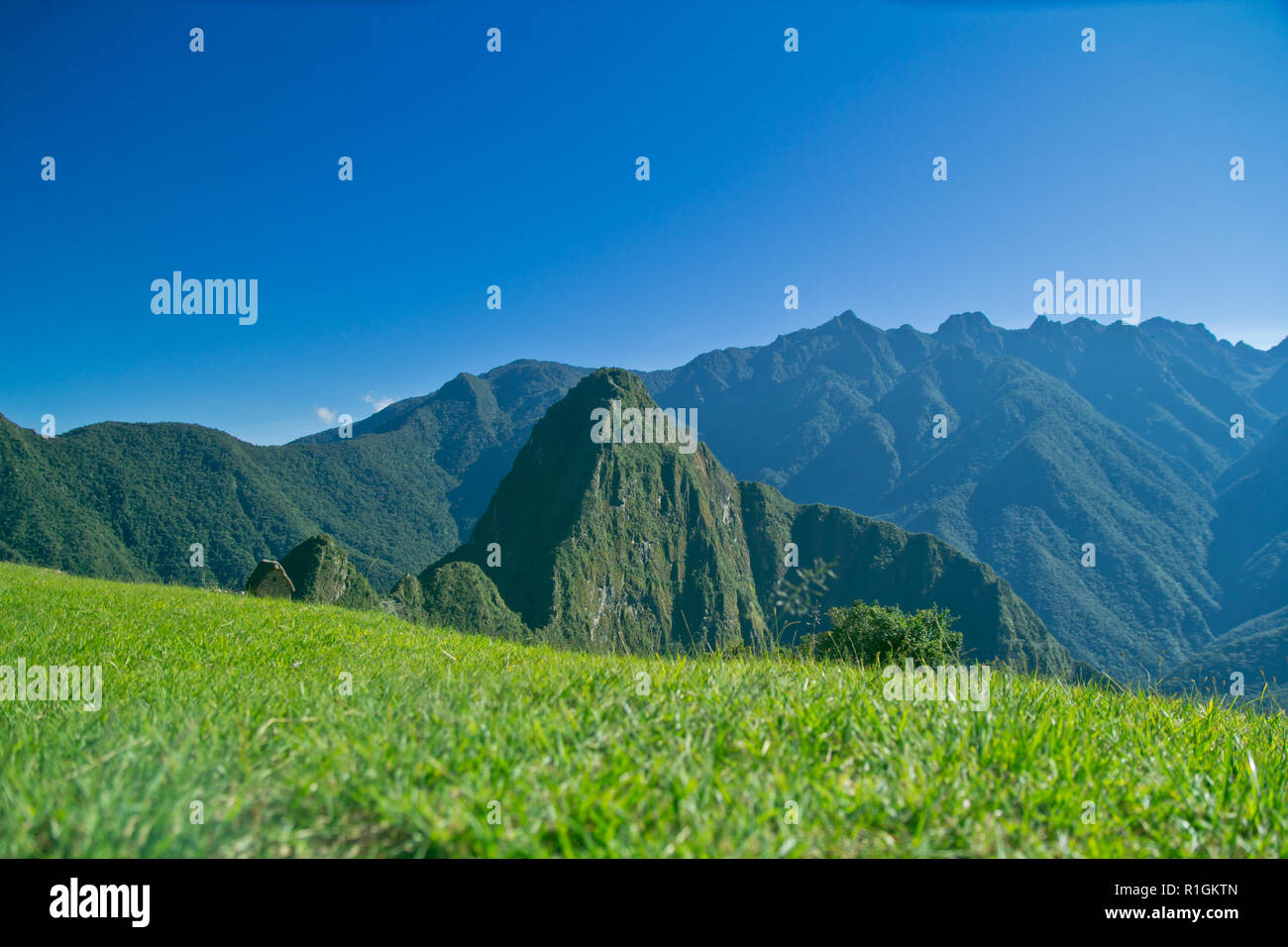 Machu Picchu, una cittadella Inca è impostata su un livello elevato nella catena delle Ande, Perù, sopra il fiume Urubamba valley. Costruito nel XV secolo e successivamente abandonded Foto Stock