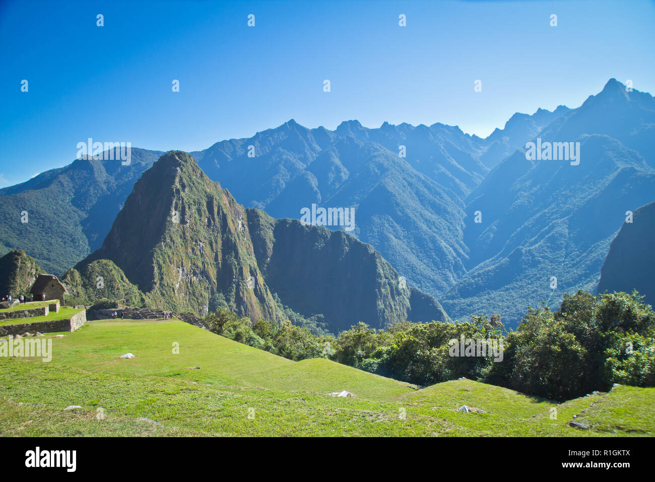 Machu Picchu, una cittadella Inca è impostata su un livello elevato nella catena delle Ande, Perù, sopra il fiume Urubamba valley. Costruito nel XV secolo e successivamente abandonded Foto Stock
