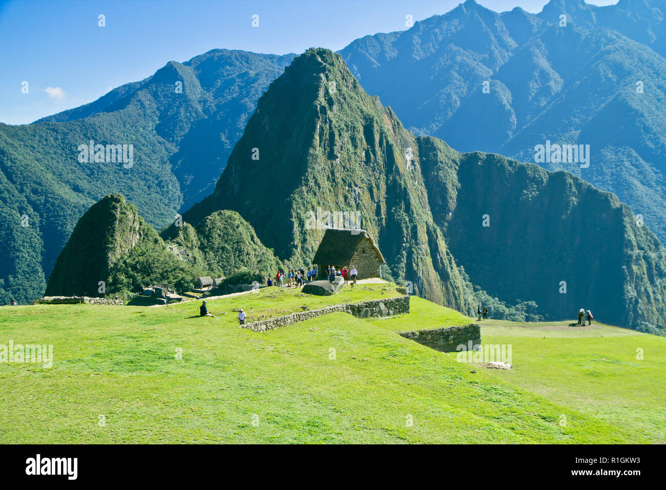 Machu Picchu, una cittadella Inca è impostata su un livello elevato nella catena delle Ande, Perù, sopra il fiume Urubamba valley. Costruito nel XV secolo e successivamente abandonded Foto Stock
