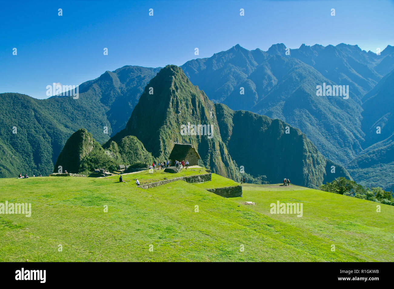 Machu Picchu, una cittadella Inca è impostata su un livello elevato nella catena delle Ande, Perù, sopra il fiume Urubamba valley. Costruito nel XV secolo e successivamente abandonded Foto Stock