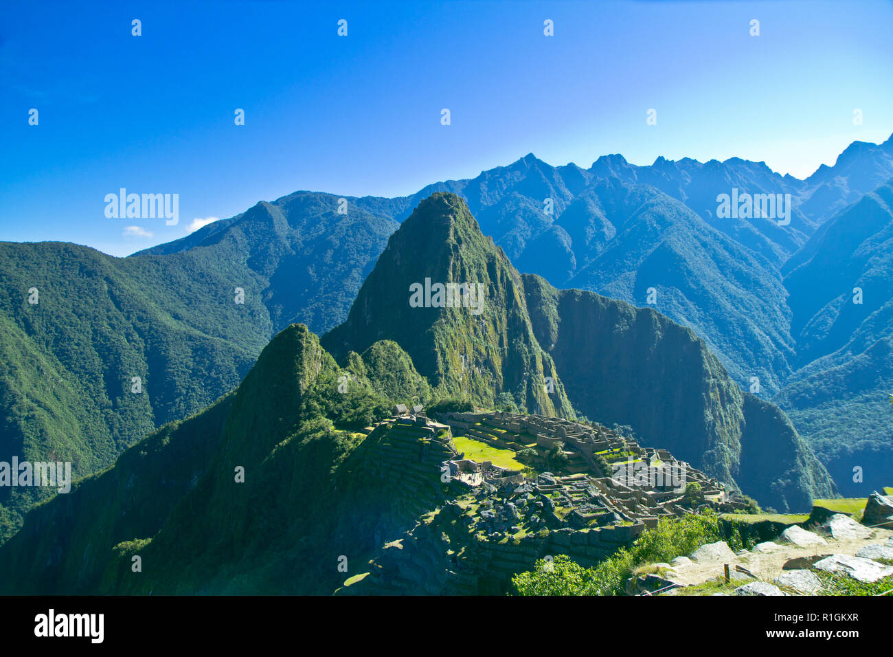 Machu Picchu, una cittadella Inca è impostata su un livello elevato nella catena delle Ande, Perù, sopra il fiume Urubamba valley. Costruito nel XV secolo e successivamente abandonded Foto Stock