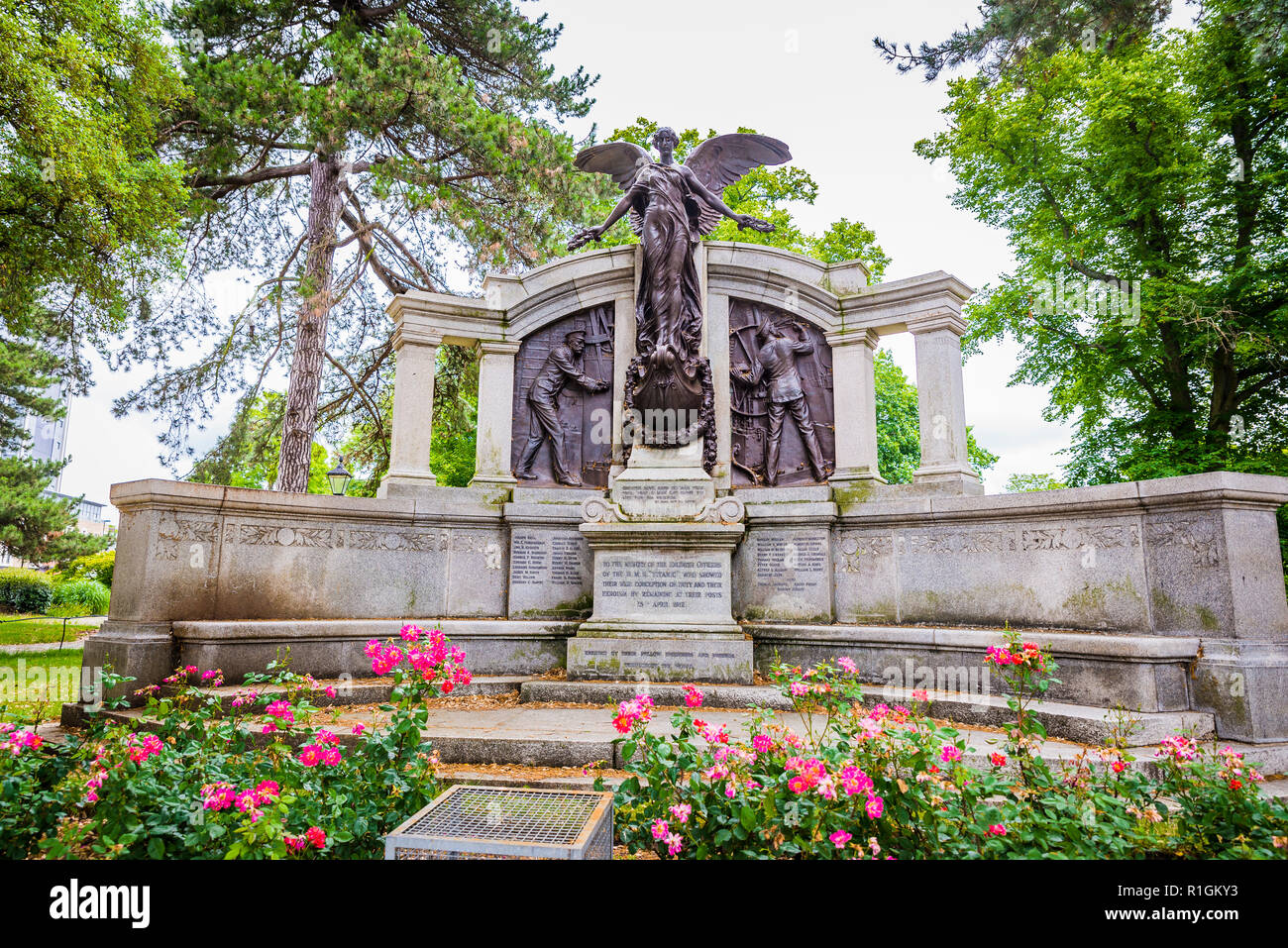 Il memoriale per gli ingegneri del RMS Titanic. Il bronzo e granito memorial è stato originariamente presentato da Sir Archibald Denny, presidente dell'Ins Foto Stock