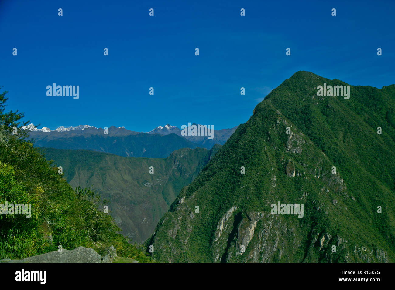 Machu Picchu, una cittadella Inca è impostata su un livello elevato nella catena delle Ande, Perù, sopra il fiume Urubamba valley. Costruito nel XV secolo e successivamente abandonded Foto Stock
