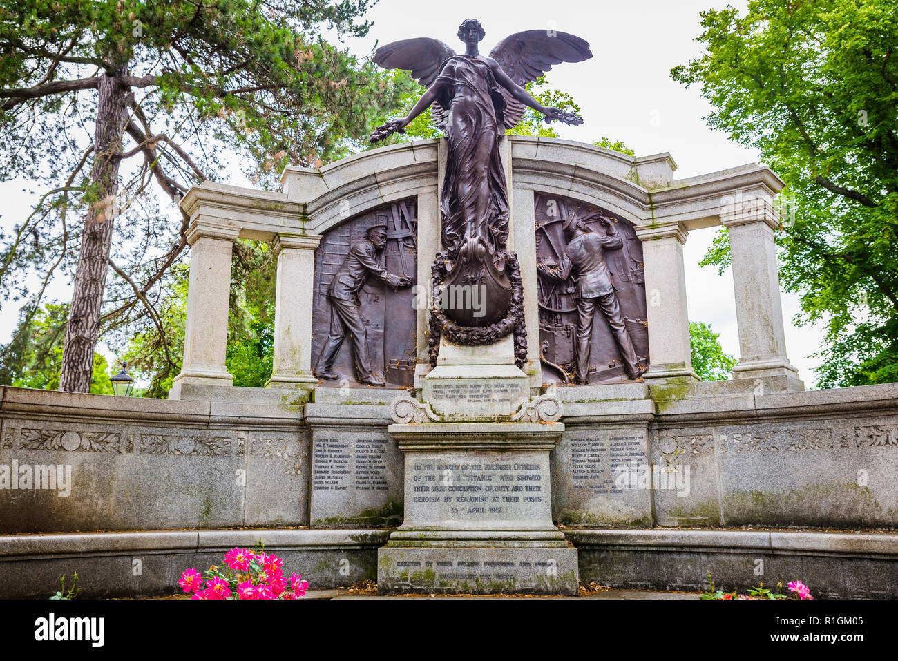 Il memoriale per gli ingegneri del RMS Titanic. Il bronzo e granito memorial è stato originariamente presentato da Sir Archibald Denny, presidente dell'Ins Foto Stock