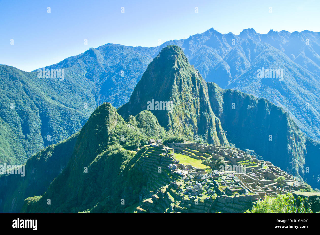 Machu Picchu, una cittadella Inca è impostata su un livello elevato nella catena delle Ande, Perù, sopra il fiume Urubamba valley. Costruito nel XV secolo e successivamente abandonded Foto Stock