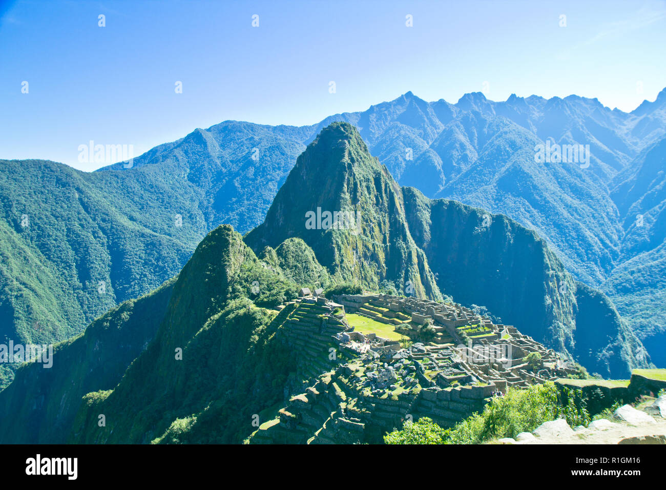 Machu Picchu, una cittadella Inca è impostata su un livello elevato nella catena delle Ande, Perù, sopra il fiume Urubamba valley. Costruito nel XV secolo e successivamente abandonded Foto Stock