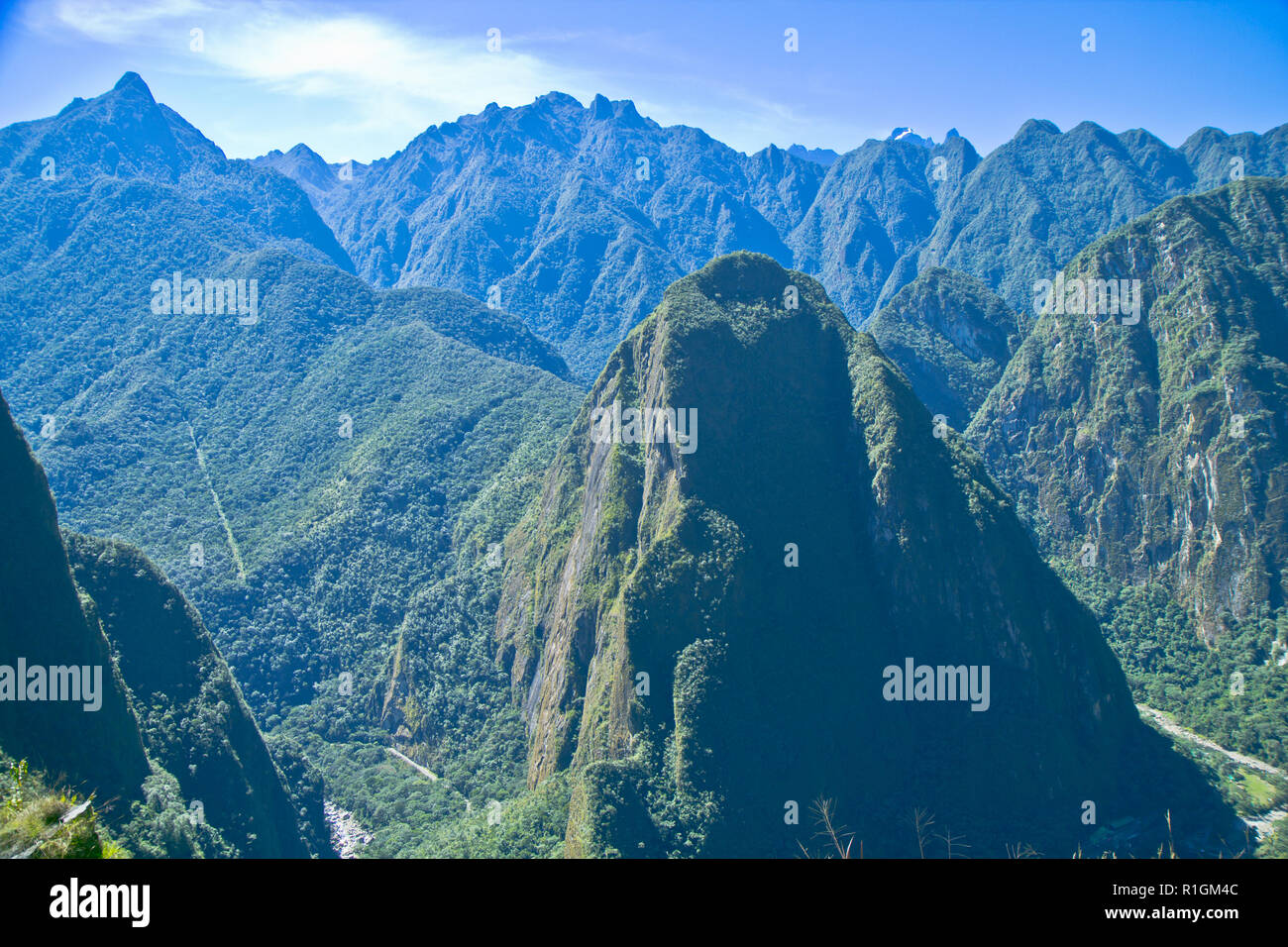 Machu Picchu, una cittadella Inca è impostata su un livello elevato nella catena delle Ande, Perù, sopra il fiume Urubamba valley. Costruito nel XV secolo e successivamente abandonded Foto Stock