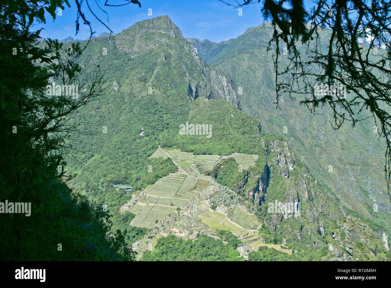 Machu Picchu, una cittadella Inca è impostata su un livello elevato nella catena delle Ande, Perù, sopra il fiume Urubamba valley. Costruito nel XV secolo e successivamente abandonded Foto Stock