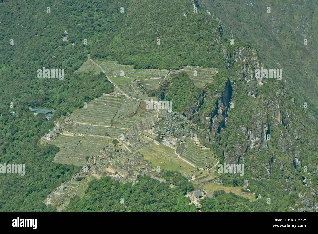 Machu Picchu, una cittadella Inca è impostata su un livello elevato nella catena delle Ande, Perù, sopra il fiume Urubamba valley. Costruito nel XV secolo e successivamente abandonded Foto Stock
