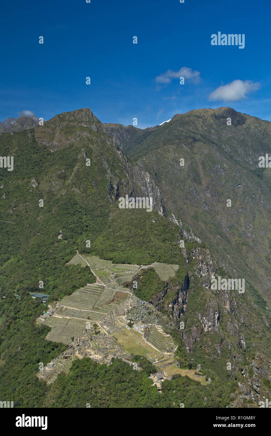 Machu Picchu, una cittadella Inca è impostata su un livello elevato nella catena delle Ande, Perù, sopra il fiume Urubamba valley. Costruito nel XV secolo e successivamente abandonded Foto Stock