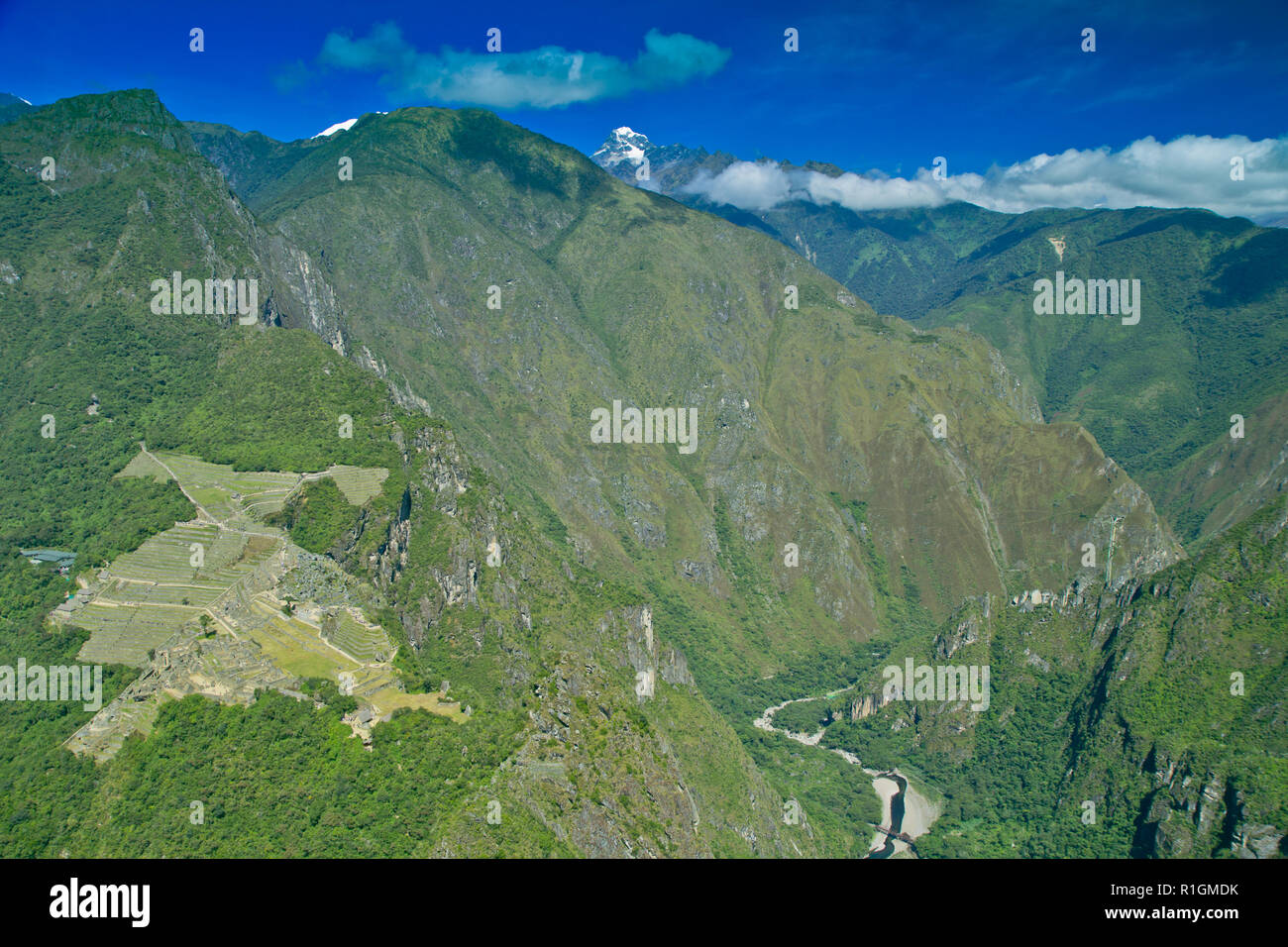 Machu Picchu, una cittadella Inca è impostata su un livello elevato nella catena delle Ande, Perù, sopra il fiume Urubamba valley. Costruito nel XV secolo e successivamente abandonded Foto Stock