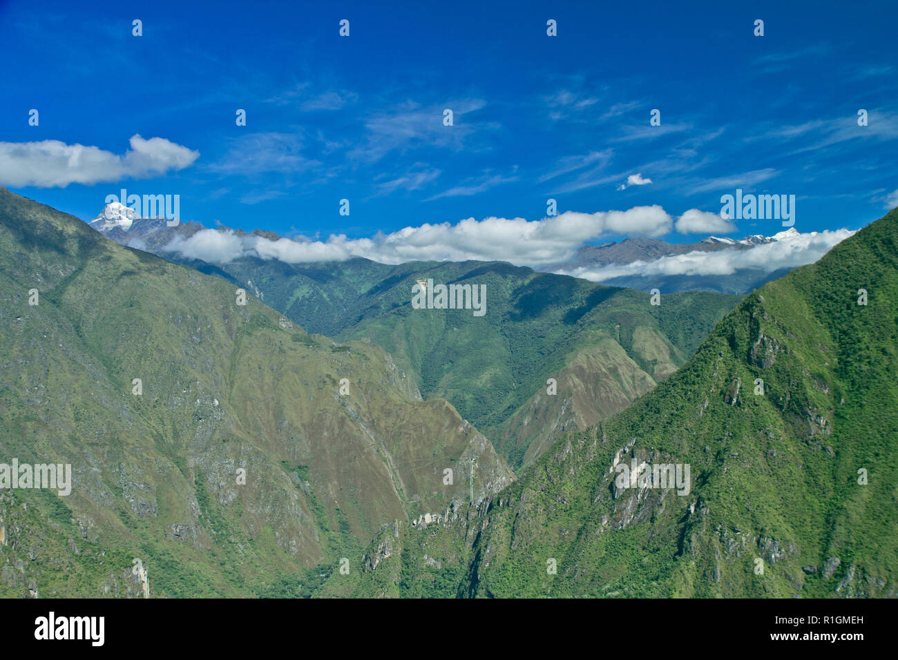 Machu Picchu, una cittadella Inca è impostata su un livello elevato nella catena delle Ande, Perù, sopra il fiume Urubamba valley. Costruito nel XV secolo e successivamente abandonded Foto Stock