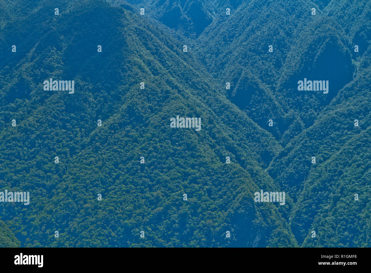 Machu Picchu, una cittadella Inca è impostata su un livello elevato nella catena delle Ande, Perù, sopra il fiume Urubamba valley. Costruito nel XV secolo e successivamente abandonded Foto Stock