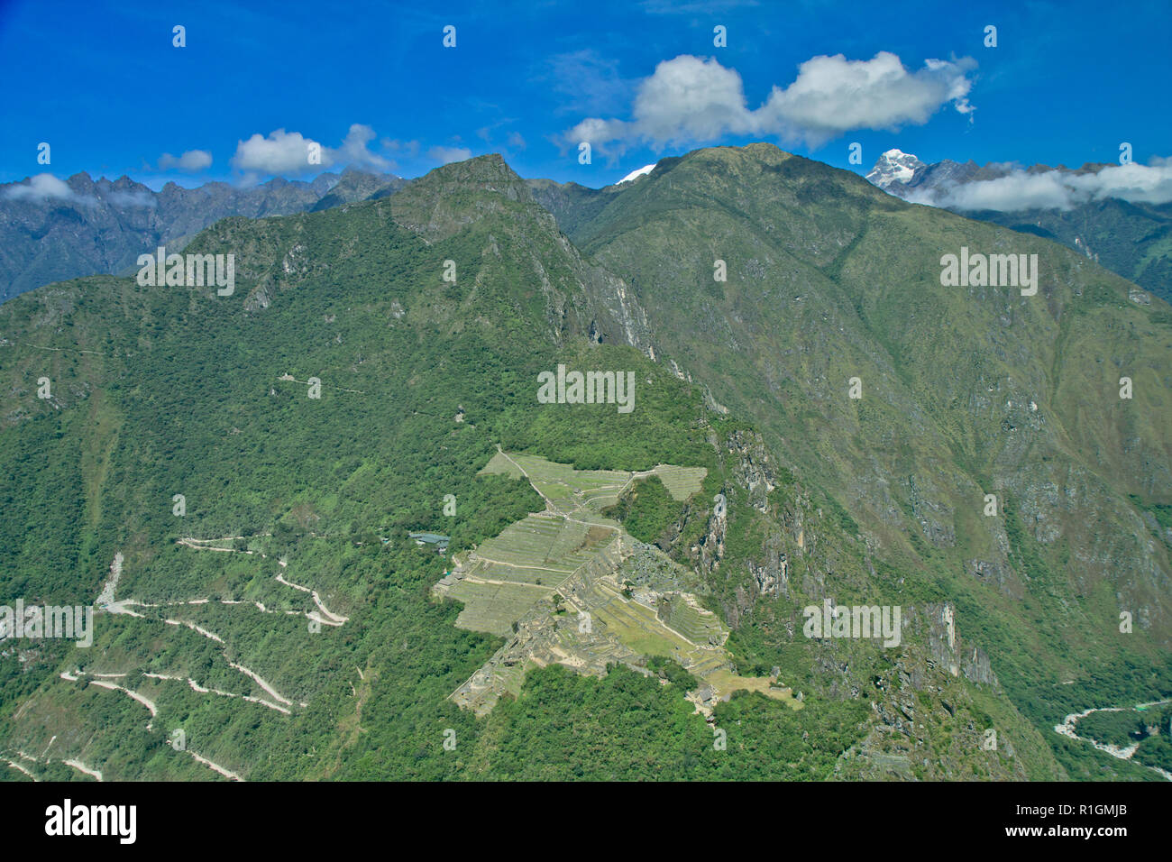 Machu Picchu, una cittadella Inca è impostata su un livello elevato nella catena delle Ande, Perù, sopra il fiume Urubamba valley. Costruito nel XV secolo e successivamente abandonded Foto Stock