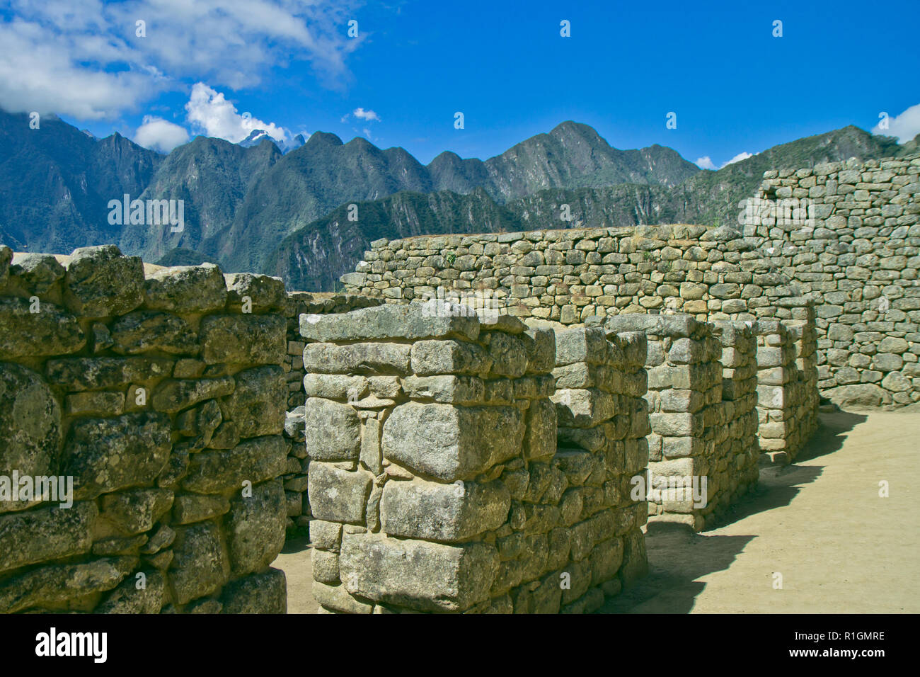 Machu Picchu, una cittadella Inca è impostata su un livello elevato nella catena delle Ande, Perù, sopra il fiume Urubamba valley. Costruito nel XV secolo e successivamente abandonded Foto Stock