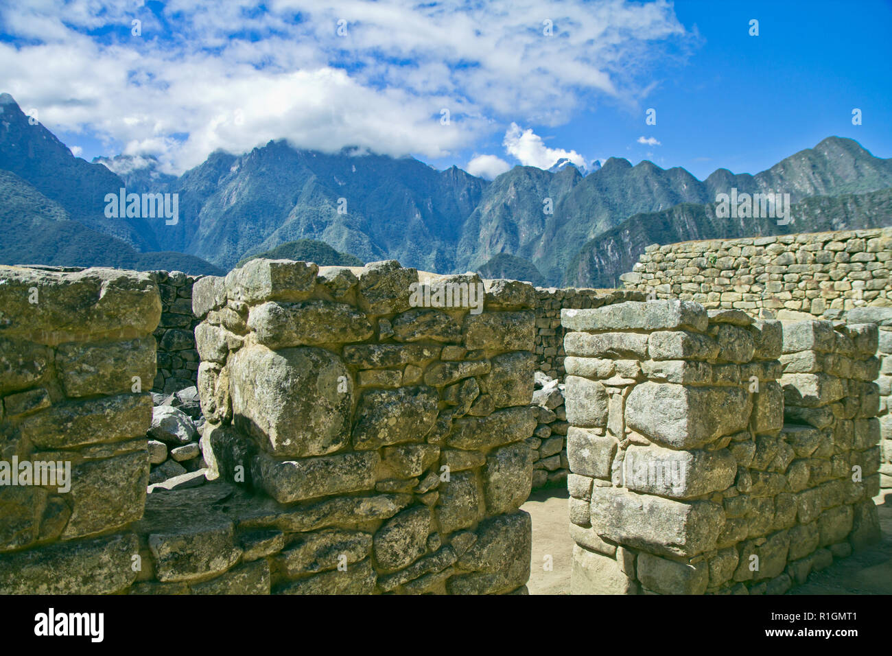 Machu Picchu, una cittadella Inca è impostata su un livello elevato nella catena delle Ande, Perù, sopra il fiume Urubamba valley. Costruito nel XV secolo e successivamente abandonded Foto Stock