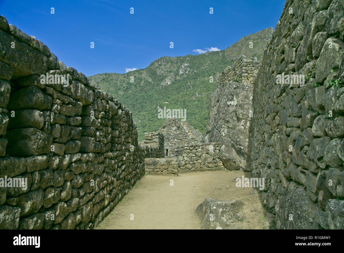 Machu Picchu, una cittadella Inca è impostata su un livello elevato nella catena delle Ande, Perù, sopra il fiume Urubamba valley. Costruito nel XV secolo e successivamente abandonded Foto Stock