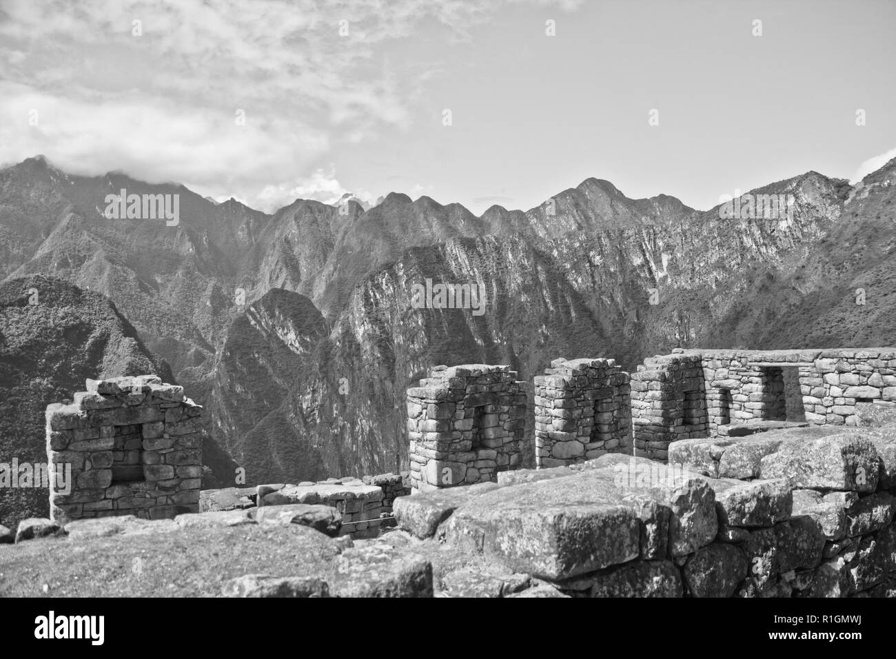 Machu Picchu, una cittadella Inca è impostata su un livello elevato nella catena delle Ande, Perù, sopra il fiume Urubamba valley. Costruito nel XV secolo e successivamente abandonded Foto Stock