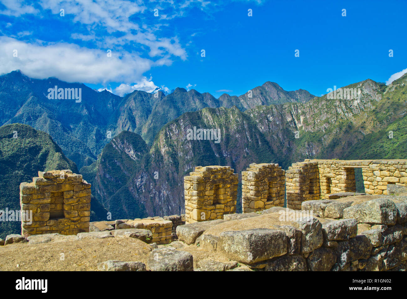 Machu Picchu, una cittadella Inca è impostata su un livello elevato nella catena delle Ande, Perù, sopra il fiume Urubamba valley. Costruito nel XV secolo e successivamente abandonded Foto Stock
