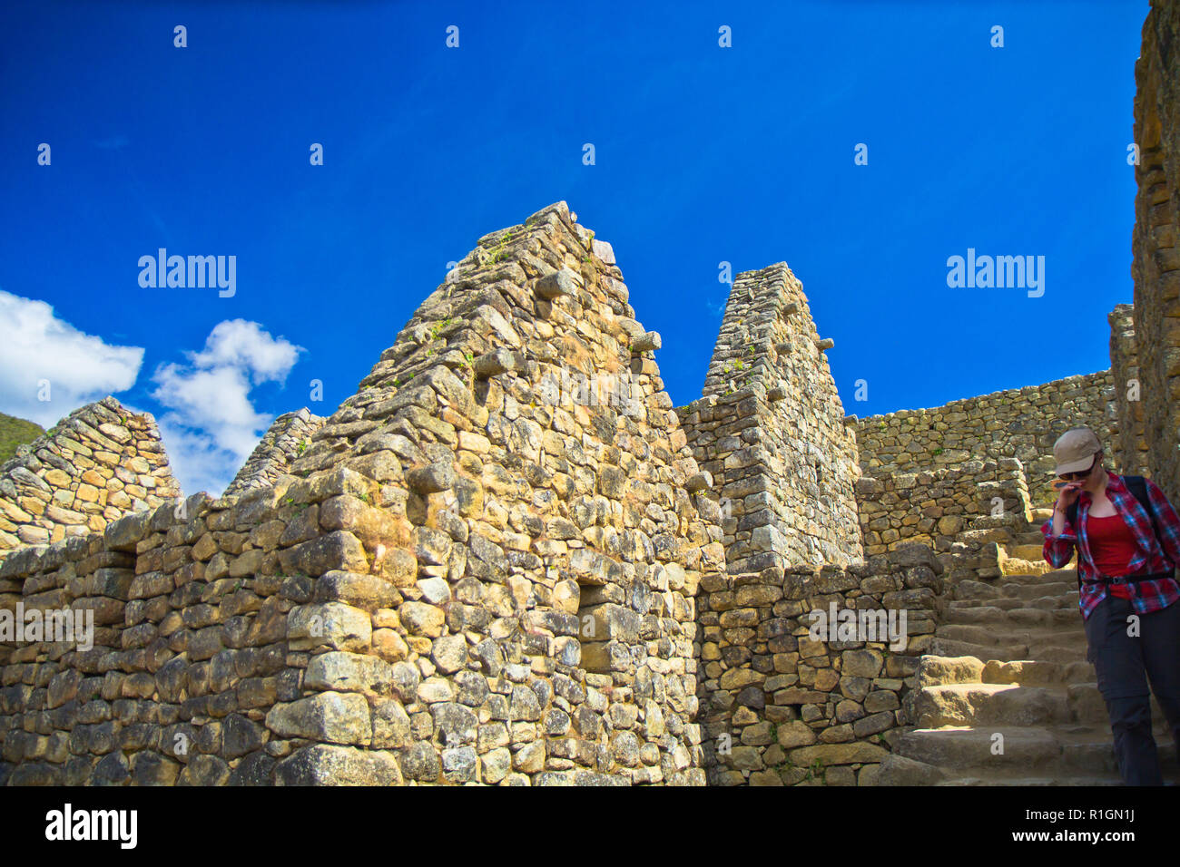 Machu Picchu, una cittadella Inca è impostata su un livello elevato nella catena delle Ande, Perù, sopra il fiume Urubamba valley. Costruito nel XV secolo e successivamente abandonded Foto Stock
