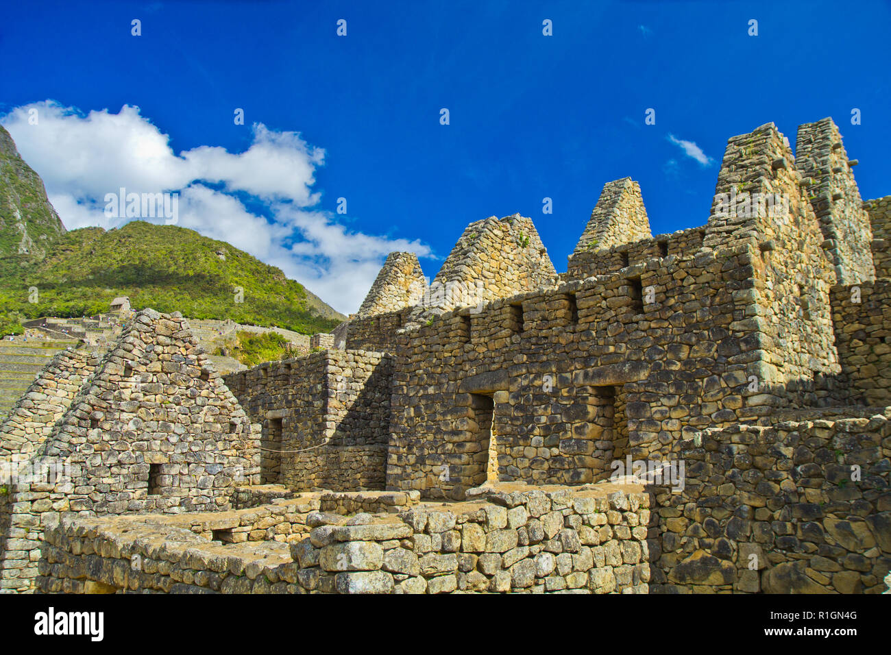 Machu Picchu, una cittadella Inca è impostata su un livello elevato nella catena delle Ande, Perù, sopra il fiume Urubamba valley. Costruito nel XV secolo e successivamente abandonded Foto Stock