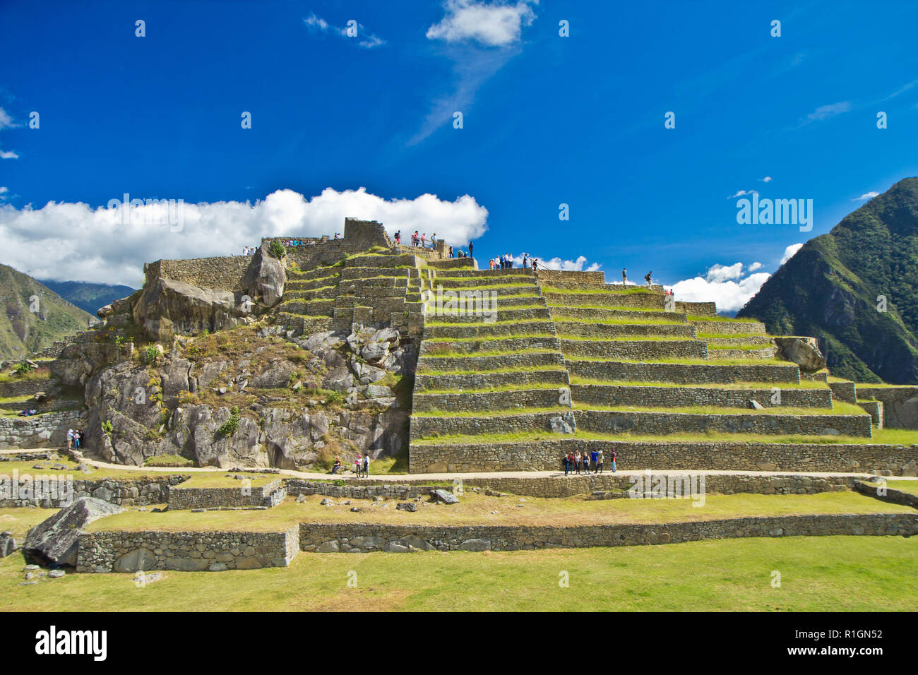 Machu Picchu, una cittadella Inca è impostata su un livello elevato nella catena delle Ande, Perù, sopra il fiume Urubamba valley. Costruito nel XV secolo e successivamente abandonded Foto Stock