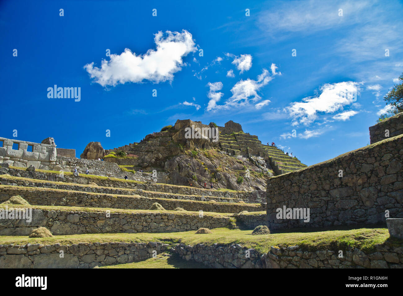 Machu Picchu, una cittadella Inca è impostata su un livello elevato nella catena delle Ande, Perù, sopra il fiume Urubamba valley. Costruito nel XV secolo e successivamente abandonded Foto Stock