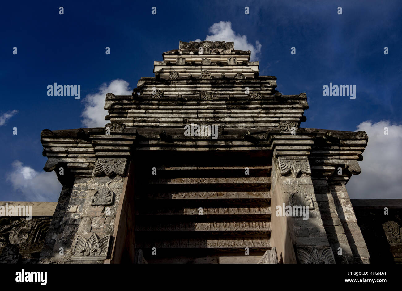 Porta rovesciata che separa la grande moschea di Kotagede e il complesso del cimitero reale di Yogyakarta. Il cancello è stato costruito in tradizionale architettura Giavanese Foto Stock