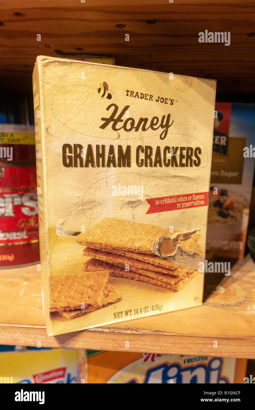Un pacchetto di Trader Joe's miele Graham cracker in un display del centro storico di articoli alimentari utilizzati sulle spedizioni polari, il SeaWorld di San Diego, California, Stati Uniti d'America Foto Stock