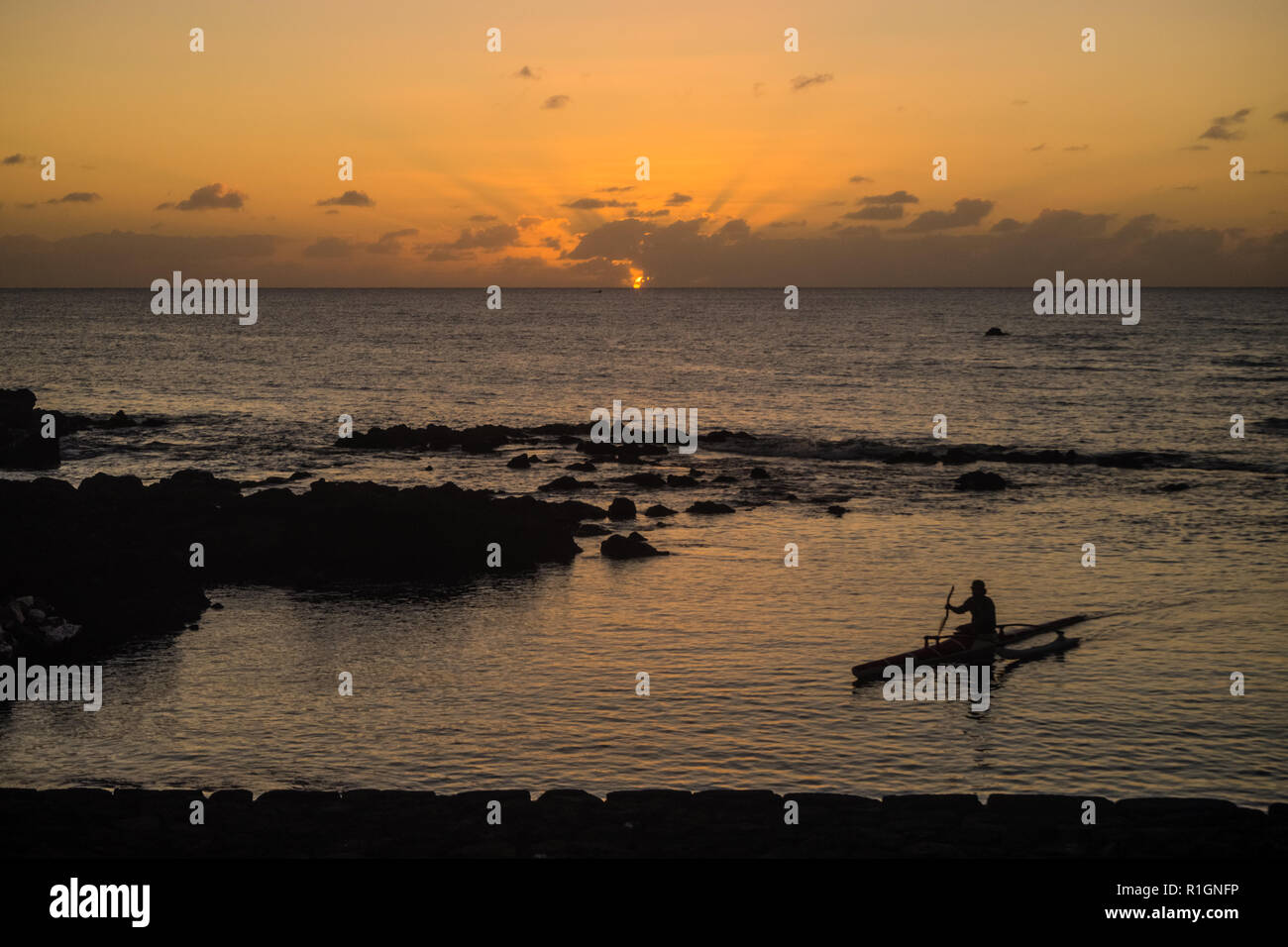 Uomo in una barca silhouette in isola di pasqua durante il tramonto del Cile Foto Stock