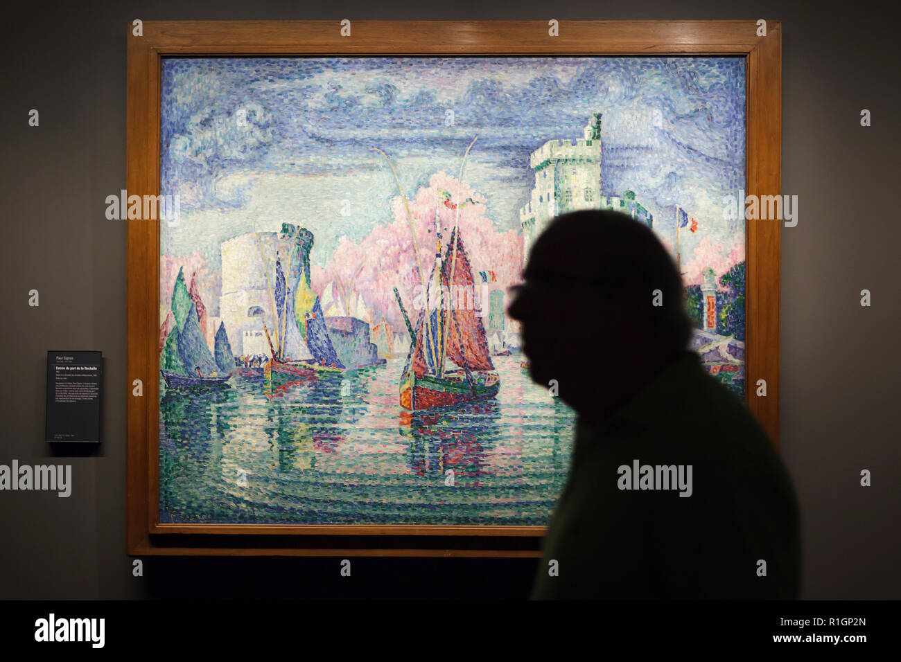 Visitatore davanti al dipinto 'ingresso di La Rochelle porto' ('entrée du Port de la Rochelle') dal neo-impressionisti francesi pittore Paul Signac (1921) visualizzato nel Musée d'Orsay a Parigi, Francia. Foto Stock