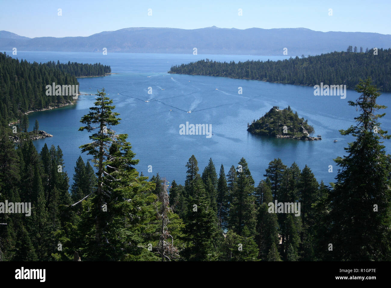 Birdseye vista del lago Tahoe e la circostante foresta sempreverde, California Foto Stock