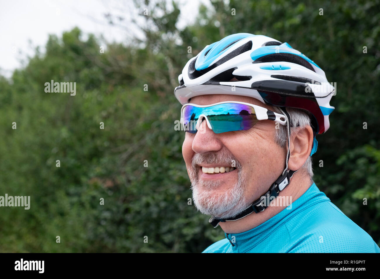 Senior ciclista maschio closeup ritratto, uomo ciclo di indossare il casco e occhiali, Foto Stock