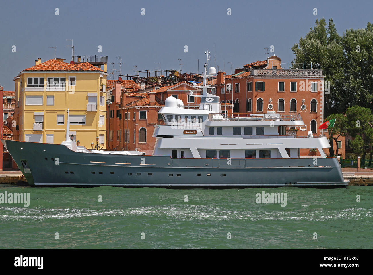 Venezia, Italia - 10 Luglio 2011: Super Yacht Axantha II attraccata in giornata di sole a Venezia, Italia. Foto Stock