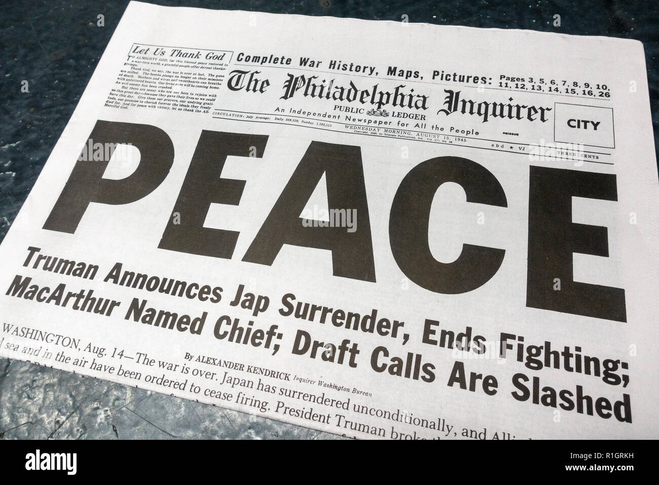 Front page headline sul Philadelphia Inquirer (replica), 15 agosto 1945, dopo la resa giapponese alla fine della Seconda Guerra Mondiale. Foto Stock