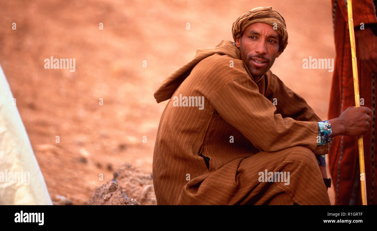Uomo marocchino con bastone Foto Stock