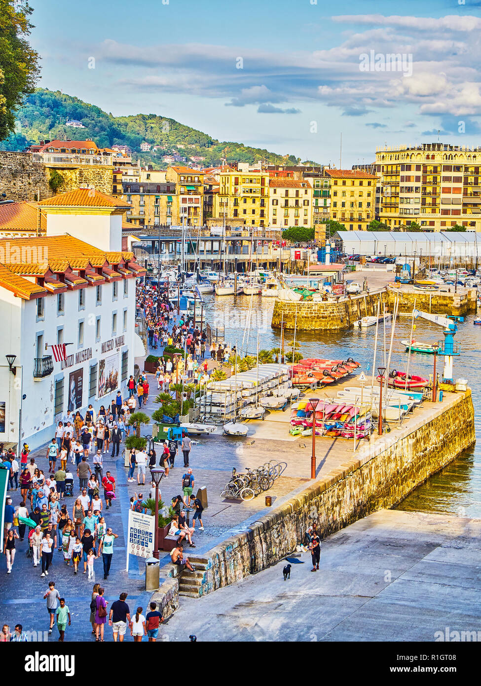 Il porto di San Sebastian con il quartiere storico, kwon come Parte Vieja, in fondo alla giornata di sole. Donostia, Paese Basco, Guipuzcoa. Spagna Foto Stock