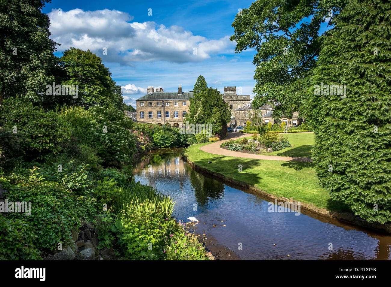 Vista pittoresca di tipiche costruzioni in pietra a Buxton dal park gardens. Foto Stock