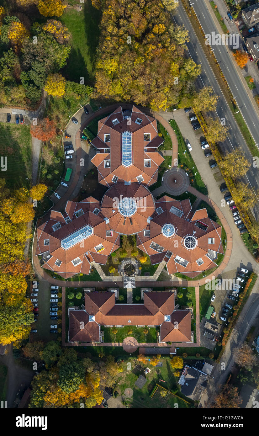 Vista aerea, casa di riposo, la casa di cura, KWA pin urbana nella città giardino, tre-ala edificio, tegole rosse, Bottrop, Ruhr, Nord Rhine-Westpha Foto Stock