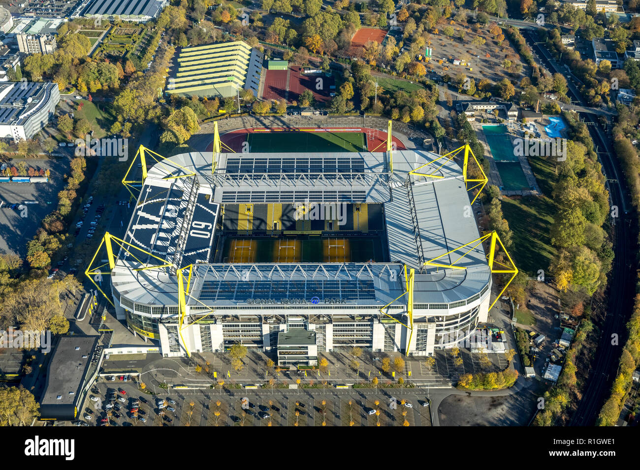 Vista aerea, Westfalenstadion, SignalIdunaPark, BVB Stadion, stadio di riscaldamento, riscaldamento del suolo, pannelli solari, Schonau, Dortmund, Ruhr, Renania settentrionale-Vestfalia Foto Stock