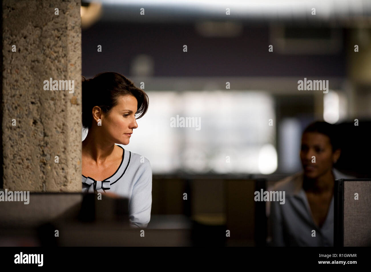 Mid-adulto business donna in piedi in un ufficio. Foto Stock