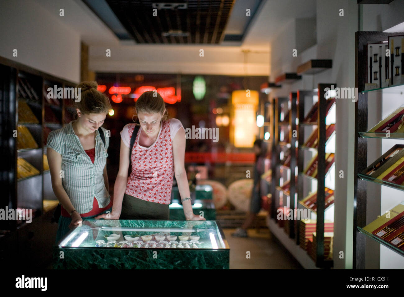 Due giovani turisti femmina guardando i gioielli in un negozio. Foto Stock