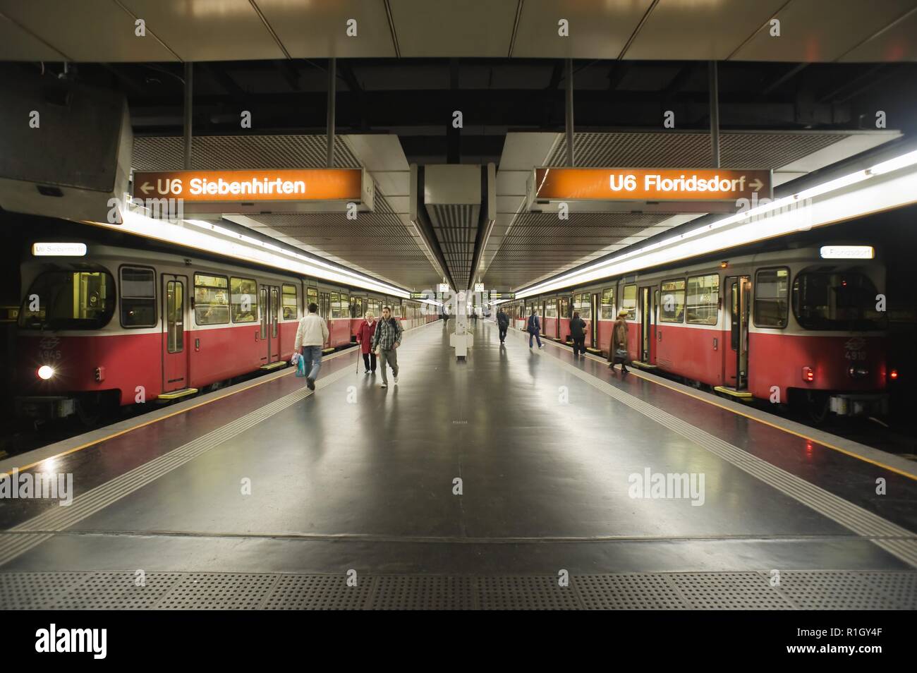 Wien, U-Bahn-Linie U6, Hochflurzüge in der Dresdnerstraße stazione Foto Stock