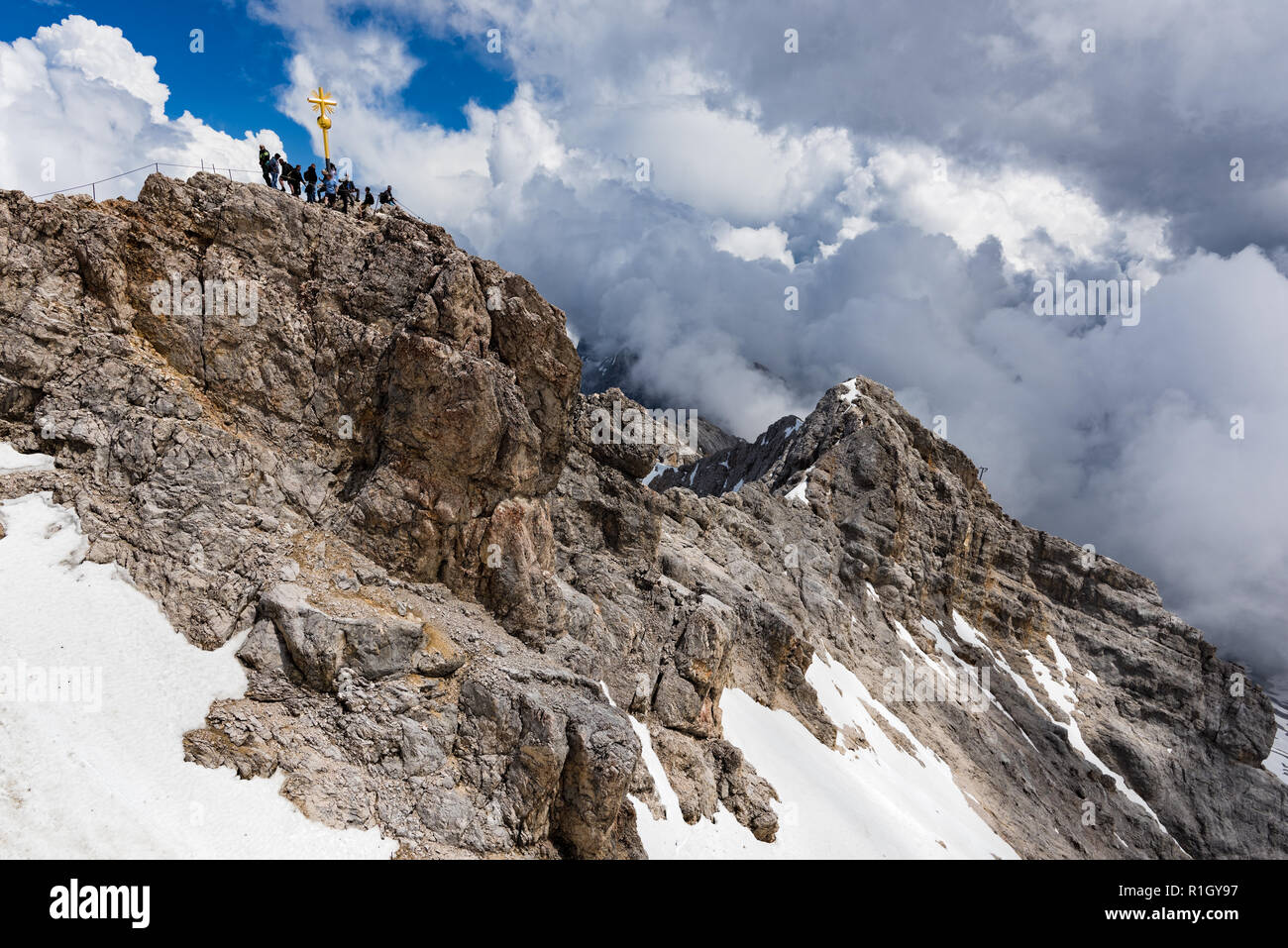 Vista del vertice del massiccio dello Zugspitze, la montagna più alta delle Alpi Bavaresi, casa di tre ghiacciai e Germania la località sciistica più alta. Foto Stock