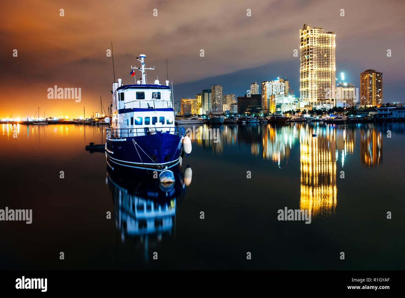 Calma le acque nella baia di Manila che mostra la città di Manila in background Foto Stock