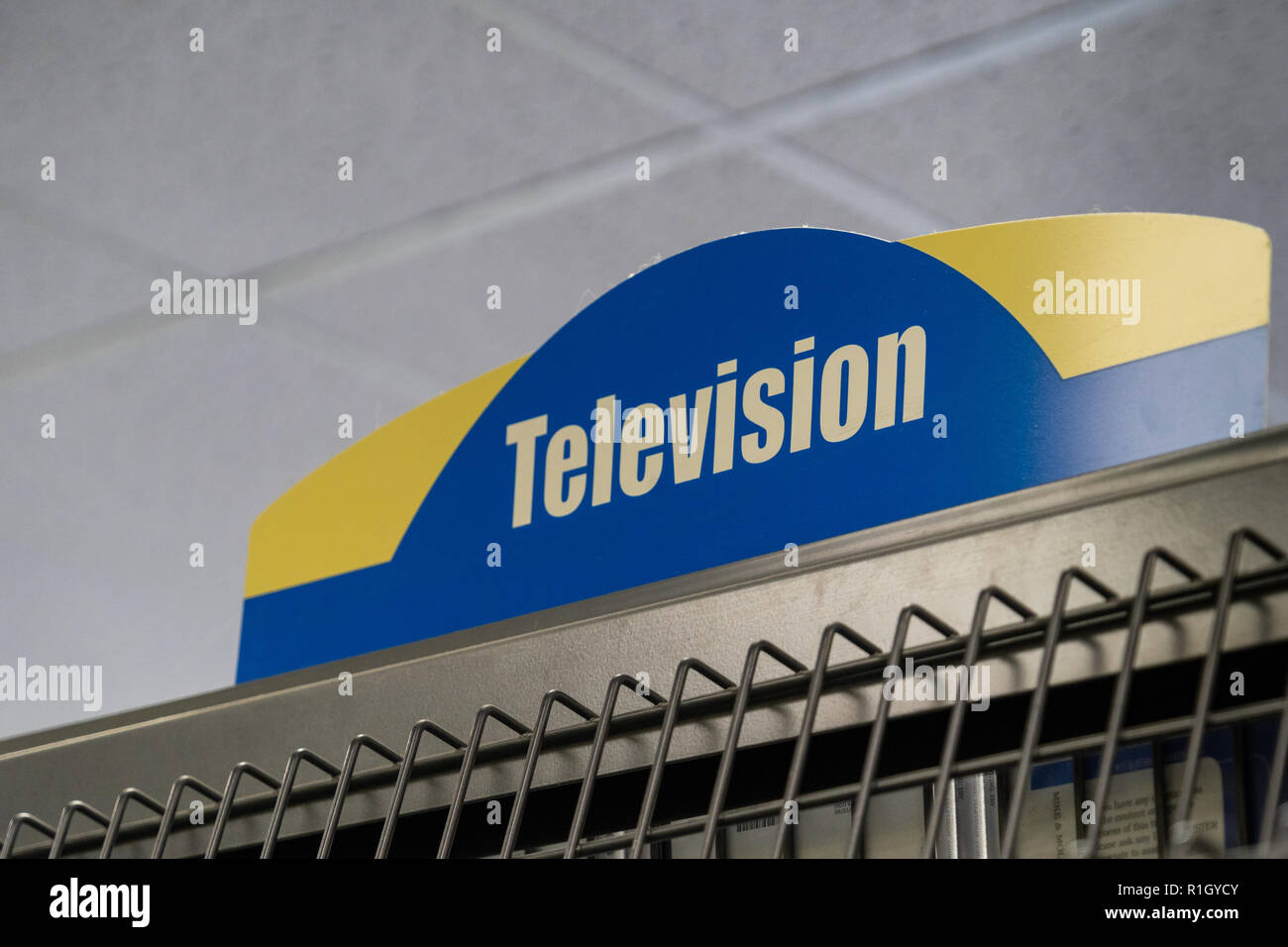 12 agosto 2018 - FAIRBANKS ALASKA: Digital Signage per la televisione serie di DVD e imposta all'interno di una chiusura di Blockbuster video nella sua liquidazione definitiva giorni. Foto Stock