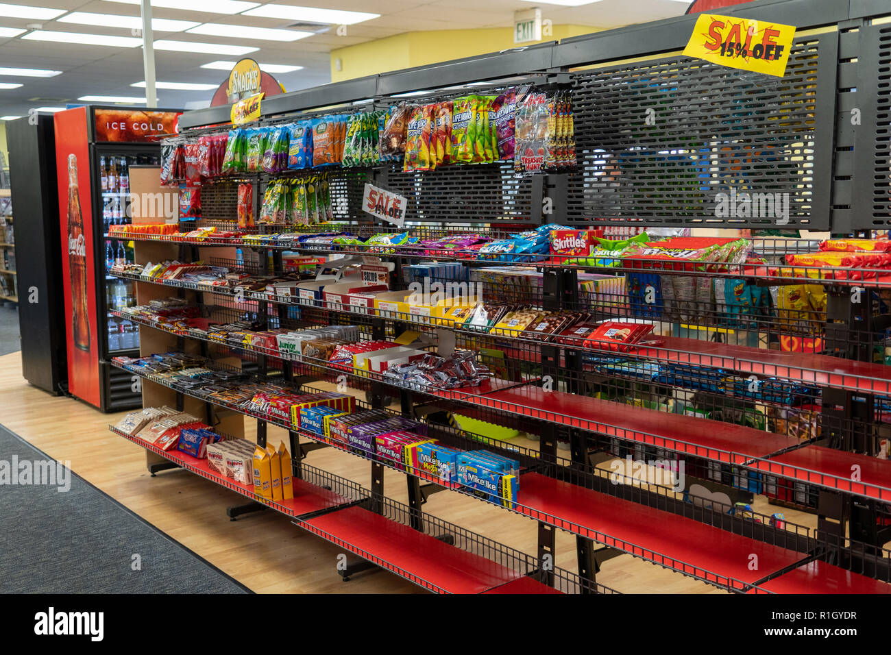 12 agosto 2018 - FAIRBANKS ALASKA: snack e dolciumi e display del corridoio interno di una chiusura di Blockbuster video nella sua liquidazione definitiva giorni. Foto Stock