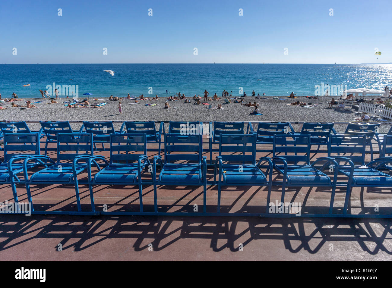 Sedie blu al Promenade des Anglais di Nizza Costa Azzurra, Cote d Azur,  Francia Foto stock - Alamy