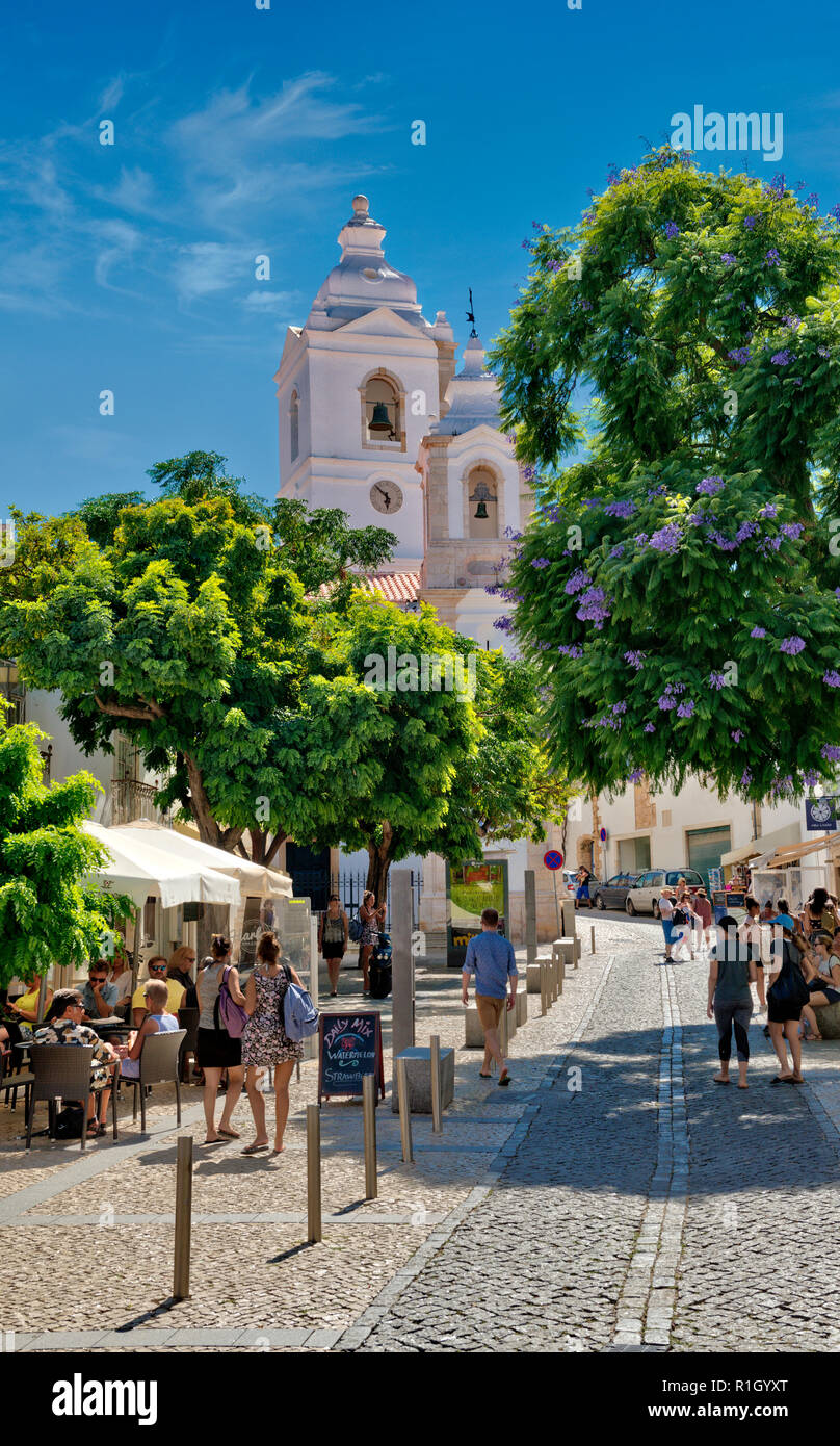 Lagos scena di strada, di una caffetteria e di una chiesa di Santo António Foto Stock