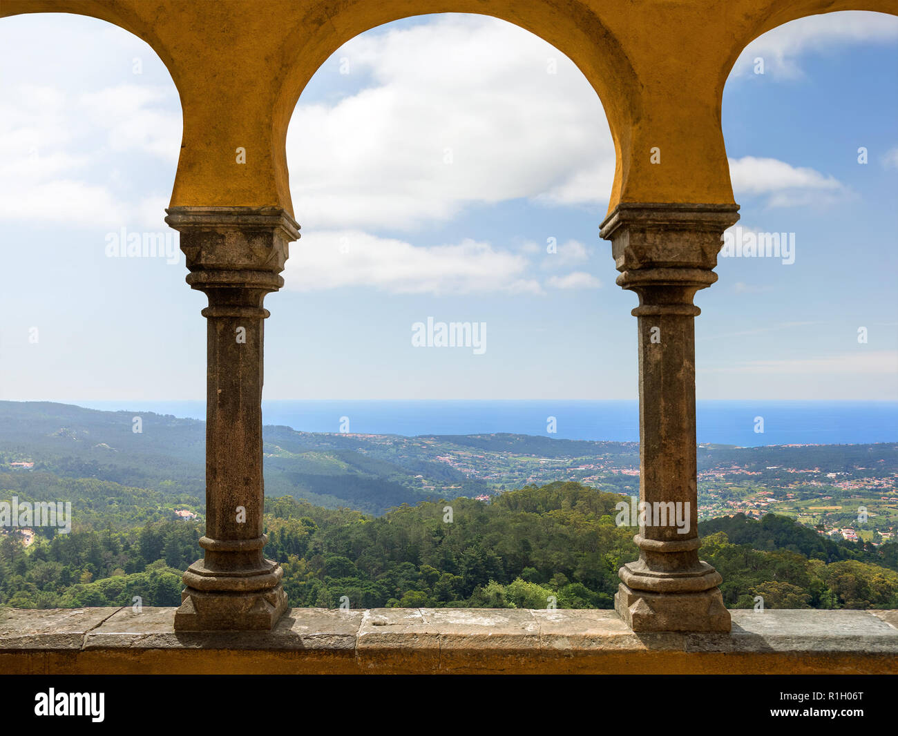 Bella vista dall'arco della pena il Palazzo Nazionale. Sintra. Il Portogallo. Foto Stock